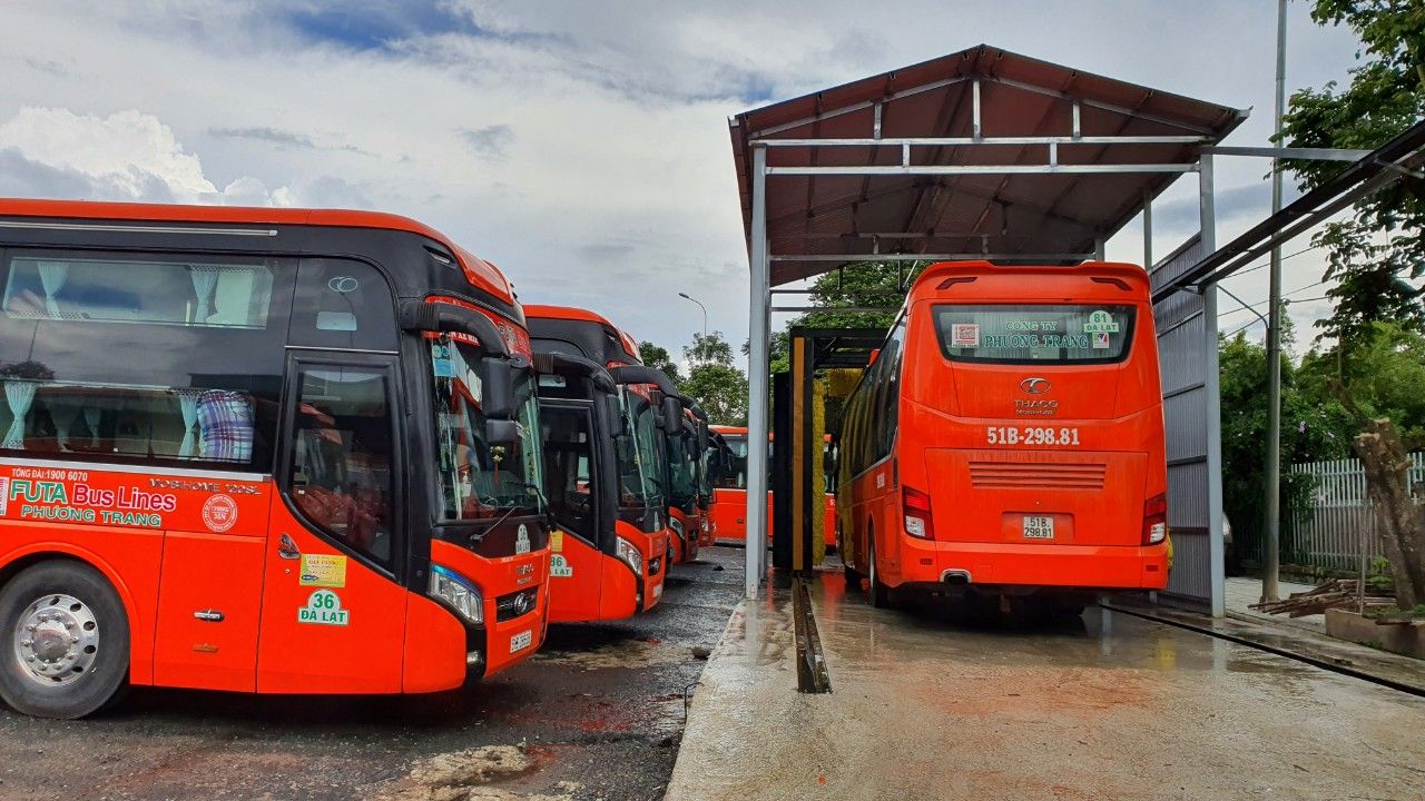 Đội xe khách Phương Trang xếp hàng vào trạm rửa xe khách tự động GO&GO