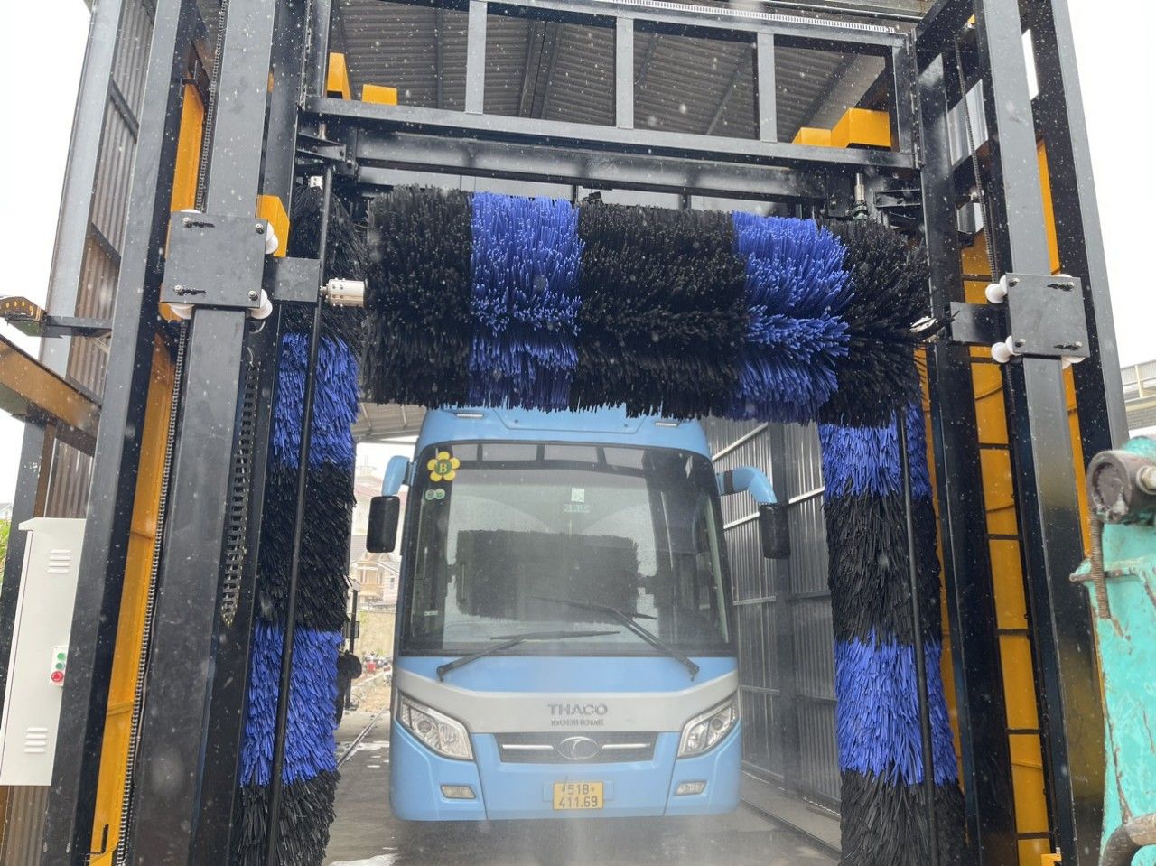 Chổi ngang trên nóc máy rửa xe khách tự động GO&GO