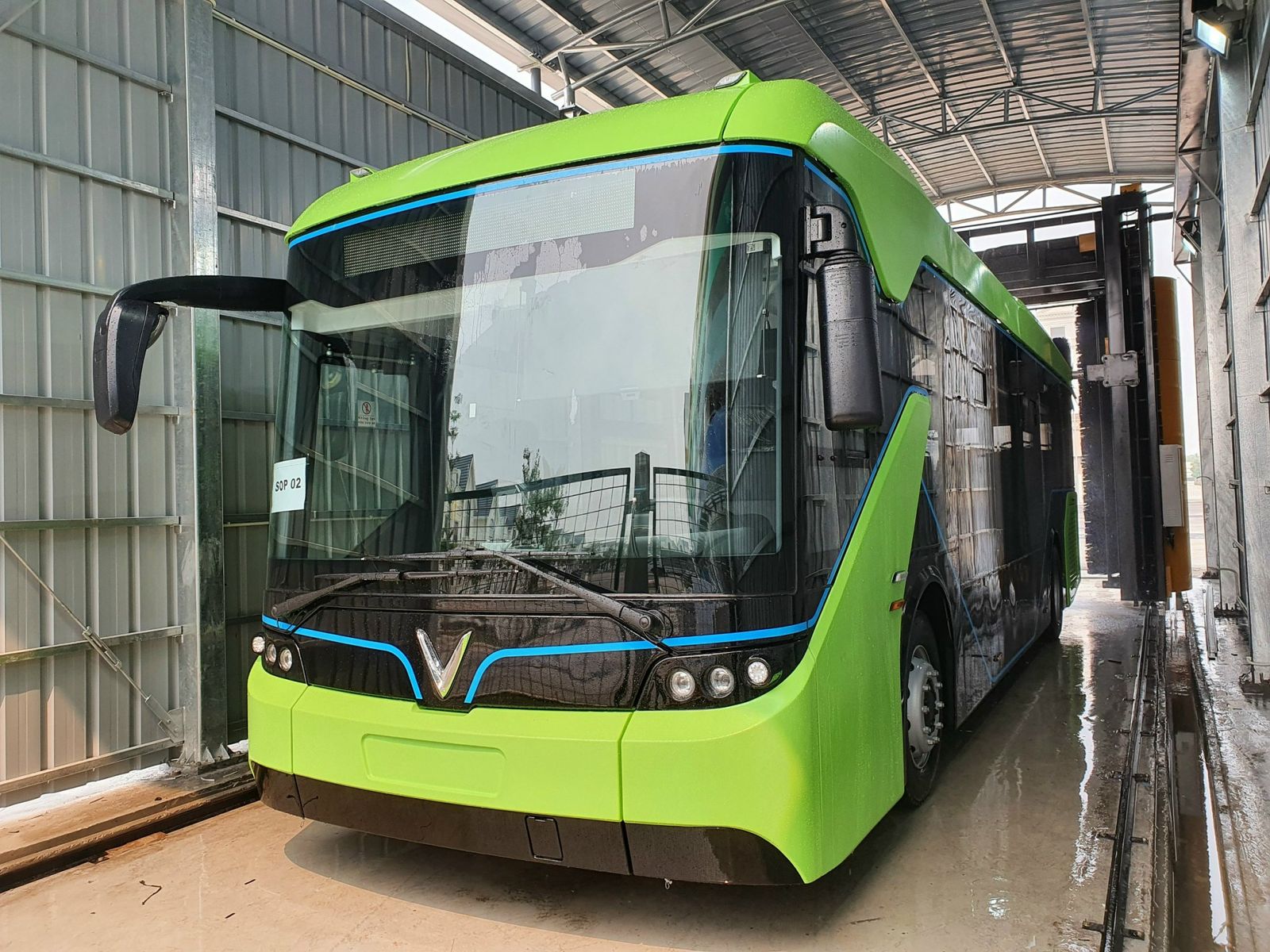 Xe buýt điện VinBus trong trạm rửa xe buýt tự động GO&GO