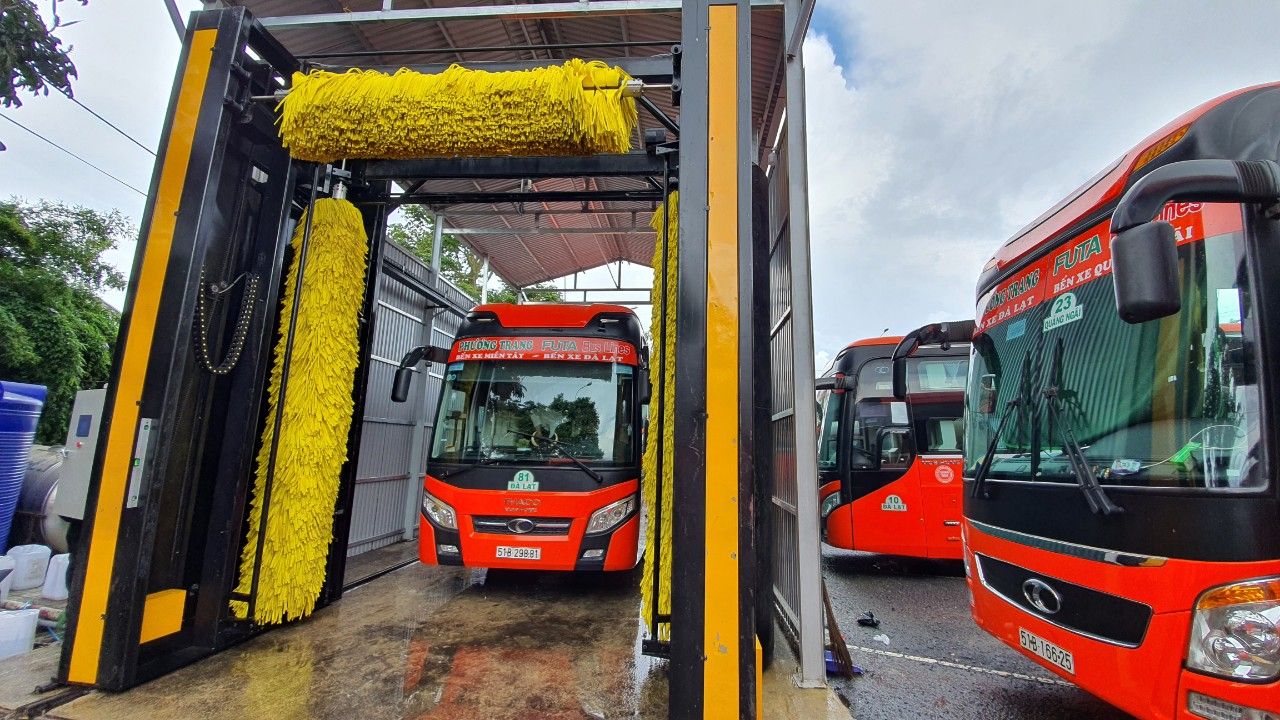 Xe khách Phương Trang chạy vào máy rửa xe khách tự động GO&GO