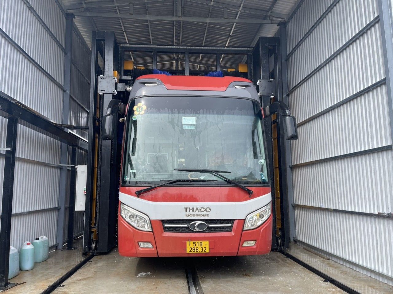 Xe khách THACO trong máy rửa xe khách tự động GO&GO